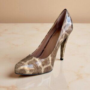 NWOB sz 6M Vince Camuto King pump giraffe print taupe round toe slip on faliat